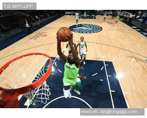 爱德华兹半场表现抢眼13投6中砍下并列最高16分助力球队奋勇争先